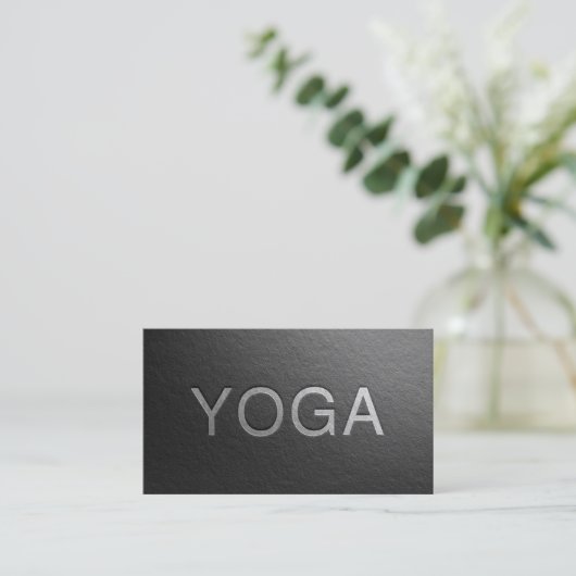 Minimaler Black Silver Embossed Text Yoga Instruct Visitenkarte (Stehend Vorderseite)