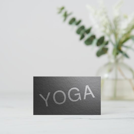 Minimaler Black Silver Embossed Text Yoga Instruct Visitenkarte (Stehend Vorderseite)