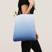 Minimaler Blauverlauf-Hintergrund Tasche (Von Nahem)