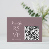 Minimaler Chic Prune und Blush Wedding RSVP Karte (Stehend Vorderseite)