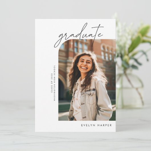 Minimaler Eleganter Script Arch Zwei Foto Abschlus Ankündigung (Stehend Vorderseite)