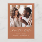 Minimaler Foto Terracotta QR-Code Save the Date Ankündigungspostkarte (Vorderseite)