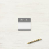 Minimaler, grundlegender, schwacher grauer post-it klebezettel (Auf Schreibtisch)