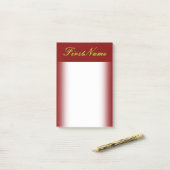 Minimaler Maroon Hintergrund und heller grüner Nam Post-it Klebezettel (Auf Schreibtisch)