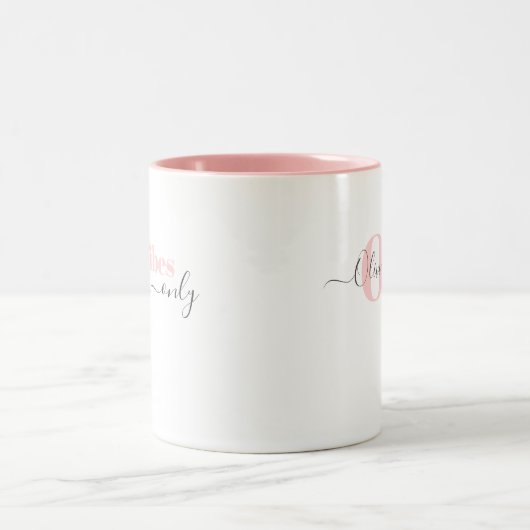 Minimaler Monogram Moderner Skriptpinsel Personali Zweifarbige Tasse (Mittel)