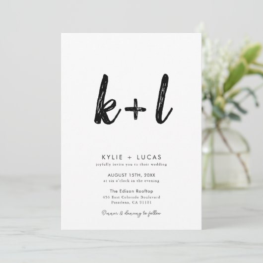 Minimaler Monogramm-Schwarz-Weiß-Qr-Code Hochzeit Einladung (Stehend Vorderseite)