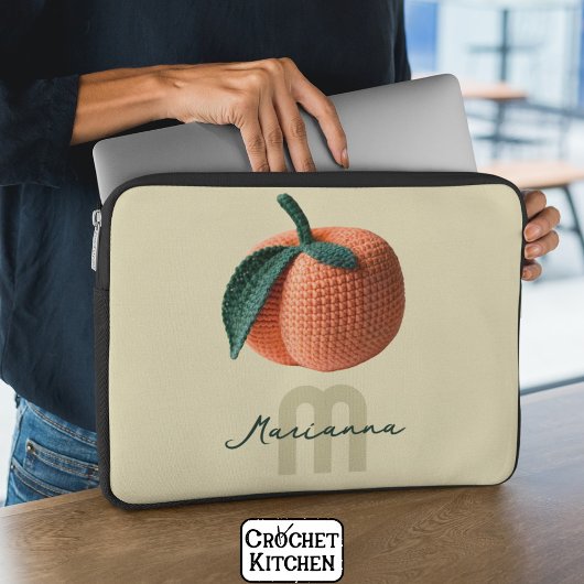 Minimaler Monogrammname Moderner Crochet Peach Laptopschutzhülle