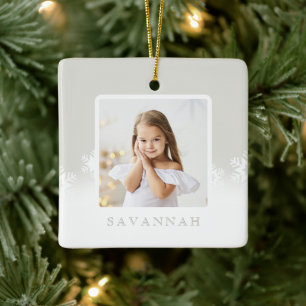 Minimaler Pulvergraue und Schneeflocken Zwei Foto Keramikornament