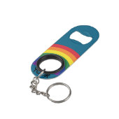 Minimaler Regenbogenbogen Moderne Farbige Aussage Mini Flaschenöffner (Rückseite Schrägansicht)