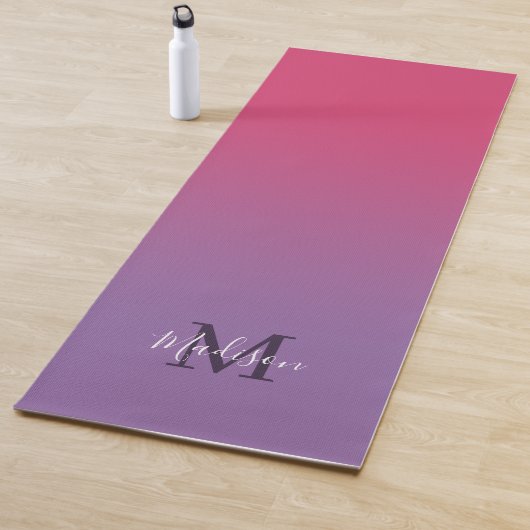 Minimaler rosa Lila Gradient Monogram Script Name Yogamatte (Beispiel)