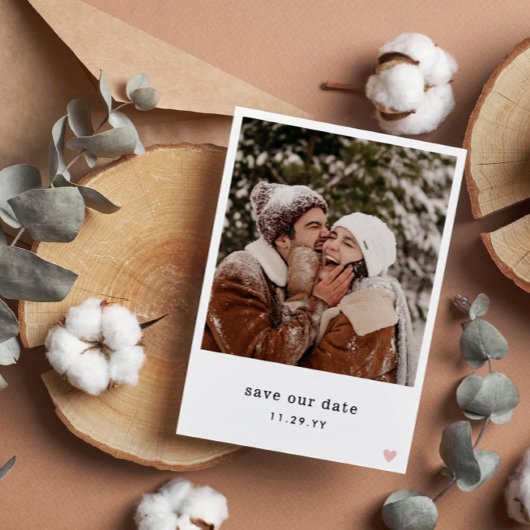 Minimaler SchreibmaschinenSchriftart Pink Heart Fo Save The Date