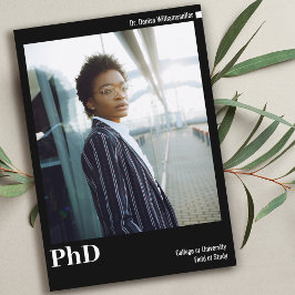 Minimaler Schwarz-weißer PhD-Abschluss im Foto Ankündigung