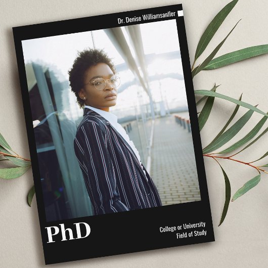 Minimaler Schwarz-weißer PhD-Abschluss im Foto Ankündigung