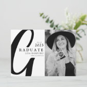 Minimaler Script Graduate Foto Abschluss Ankündigung (Stehend Vorderseite)