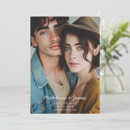 Minimaler Script Sage Green Foto QR Code Hochzeit Save The Date (Stehend Vorderseite)