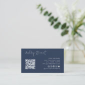 Minimaler Script Sicial Media Qr Code Navy Blue Visitenkarte (Stehend Vorderseite)