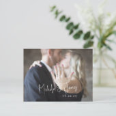 Minimaler Script Typografy Foto Wedding RSVP Einladungspostkarte (Stehend Vorderseite)