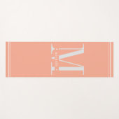 Minimaler Soft Peach & White Monogramm Yogamatte (Vorderseite (Horizontal))