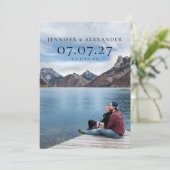 Minimaler Typografie-Foto-Overlay Save the Date (Stehend Vorderseite)