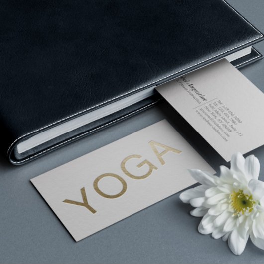 Minimaler White & Gold Embossed Text Yoga Instruct Visitenkarte