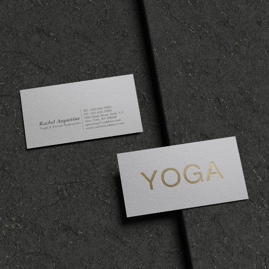 Minimaler White & Gold Embossed Text Yoga Instruct Visitenkarte