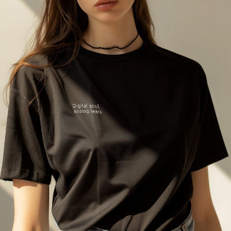 Minimaler Zitat "Digitales Soul, analoge Tränen" F T-Shirt