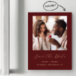 Minimales Burgundy Red Gold Foto Save the Date Magneteinladung<br><div class="desc">Diese einfache,  minimalistische Save the Date magnetische Einladung enthält ein quadratisches Foto über den Begriffen "Save the Date" in elegantem goldfarbenem Schriftzeichen,  gefolgt von den Namen der Ehepaare,  dem Hochzeitstag und der Stadt in serifenlosen Schriftart auf bordeauxrotem Hintergrund.</div>