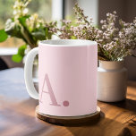 Minimales Design mit enorm moderner Monogramm-Rose Kaffeetasse<br><div class="desc">Neutrale Rosa- und Rose-Farben mit einem modernen Serif-Schriftart für Ihr Monogramm oder andere Texte. Die Hintergrundfarbe und der Text können geändert werden, wenn Sie auf den erweiterten Farbbereich klicken. Wenn Ihre Kunst noch angepasst werden muss, klicken Sie auf die Schaltfläche Diese anpassen. Dies führt Sie zu einem Designbereich, wo Sie...</div>
