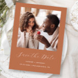 Minimales Foto Script Terracotta Save the Date Ankündigungspostkarte<br><div class="desc">Diese einfache, minimalistische Save the Date Postkarte weist ein quadratisches Foto über den Worten "Save the Date" in elegantem, weißem Schriftsatz auf, gefolgt von den Namen der Ehepaare, dem Hochzeitstag und der Stadt in sans serif Schriftart auf Terrakotta Hintergrund. Fügen Sie zusammen mit Ihrer Rücksendeadresse eine detailliertere Nachricht mit weiteren...</div>