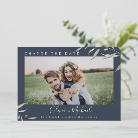 Minimales grünes Foto ändern das Datum Zurückgeste Einladung (Stehend Vorderseite)