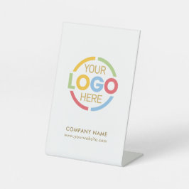 Minimales Logo der White Gold Corporate Company Sockelschild