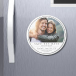 Minimales modernes Foto Save the Date Schwarz-weiß Magnet<br><div class="desc">Minimal Modern Foto Schwarz-weiß Save the Date Magnete bietet eine einfache, moderne Save the Date Hochzeitsankündigung mit Ihrem LieblingsFoto oben und Text "Save the Date" in moderner, fett formatierter Typografie. Im Folgenden fügen Sie Ihre Namen, den Ort der Hochzeit, das Hochzeitstag und weitere Informationen wie "formelle Einladung zu folgen". Erstellt...</div>