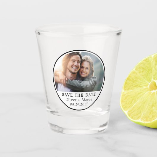 Minimales modernes Foto Save the Date Schwarz-weiß Schnapsglas (Vorderseite)