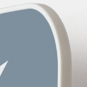 Minimales Monogram Dusty Blue Pickleball Paddel Schläger (Linke Seite)