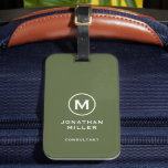 Minimales Olive Classic Typografic Monogramm Gepäckanhänger<br><div class="desc">Ein berufliches vertikales Design in modernem Stil mit einem Olivgrün-weiß Monogramm Emblem mit großen klassischen Blocktypografie Initial Monogramm mit Name und Titel unten. Der Text kann einfach mit den angegebenen Feldern angepasst werden.</div>