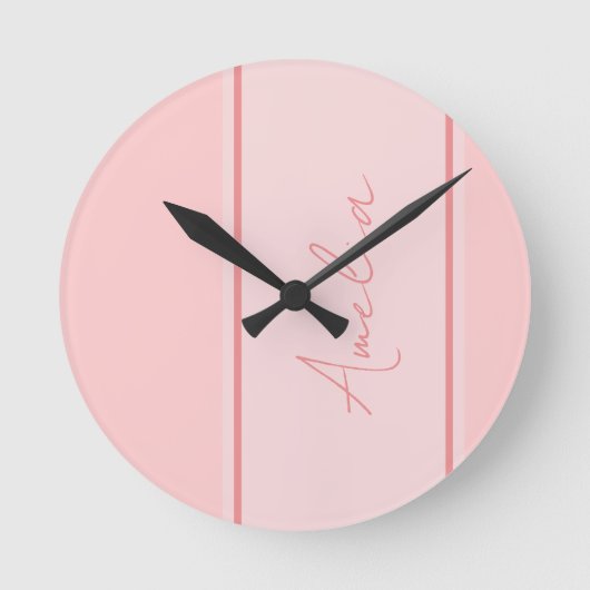 Minimales Personalisiertes Pink-Skript Runde Wanduhr (Vorderseite)