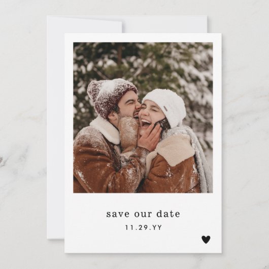 Minimales Schriftart für Schreibmaschine Schwarzes Save The Date (Vorderseite)