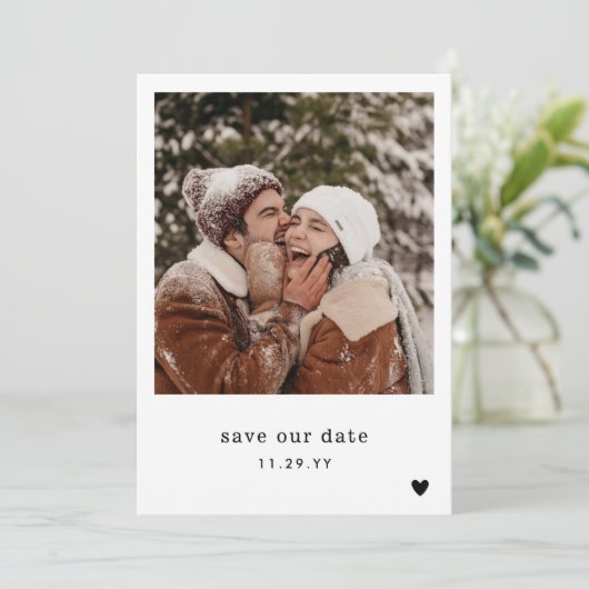 Minimales Schriftart für Schreibmaschine Schwarzes Save The Date (Stehend Vorderseite)