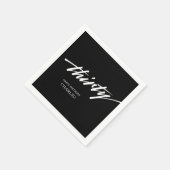 Minimales Schwarz-weißes Script 30. Geburtstag Par Serviette (Ecke)