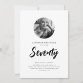 Minimales Script-Foto 70. Geburtstag Schwarz-weiß Einladung (Vorderseite)