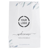 Minimales staubblaues Firmenlogo Mittlere Geschenktüte (Rückseite)