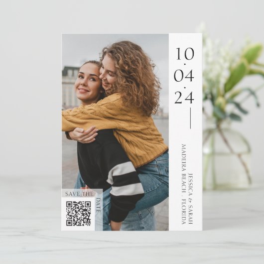 Minimales Typografie-Foto Save the Date QR-Code Einladung (Stehend Vorderseite)