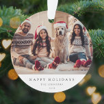 Minimales Weihnachtsfest-Foto | Modernes Familienp Ornament<br><div class="desc">Ein stilvolles Foto mit klassischer Typografie "Happy Holidays" in Schwarz auf einem schlichten, minimalistisch weißen Hintergrund. Foto, Name und Gruß lassen sich einfach für eine persönliche Touch anpassen. Ein einfaches, minimalistisches und zeitgenössisches Weihnachtsdesign, das sich in dieser Urlaubssaison auszeichnet! Das abgebildete Bild dient nur zur Veranschaulichung, um durch Ihr eigenes...</div>