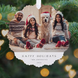 Minimales Weihnachtsfest-Foto | Modernes Familienp Ornament Karte<br><div class="desc">Ein stilvolles Foto mit klassischer Typografie "Happy Holidays" in Schwarz auf einem schlichten, minimalistisch weißen Hintergrund. Foto, Name und Gruß lassen sich einfach für eine persönliche Touch anpassen. Ein einfaches, minimalistisches und zeitgenössisches Weihnachtsdesign, das sich in dieser Urlaubssaison auszeichnet! Das abgebildete Bild dient nur zur Veranschaulichung, um durch Ihr eigenes...</div>