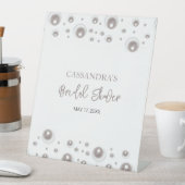 Minimales weißes Pearl-Brautparty Sockelschild (In Situ)