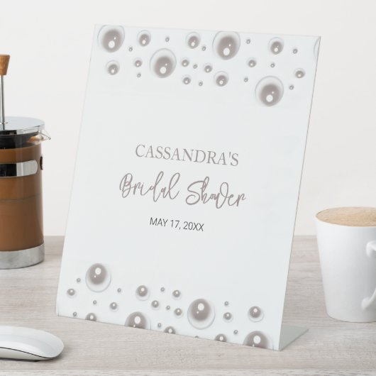 Minimales weißes Pearl-Brautparty Sockelschild (In Situ)