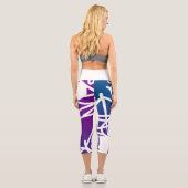 Minimalismus Abstrakte Kunst Lila und weiß Capri Leggings (Rückseite)