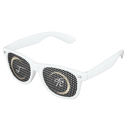 Minimalismus Schwarz-weiße Goldinitialen Monogram  Partybrille (Schrägansicht)