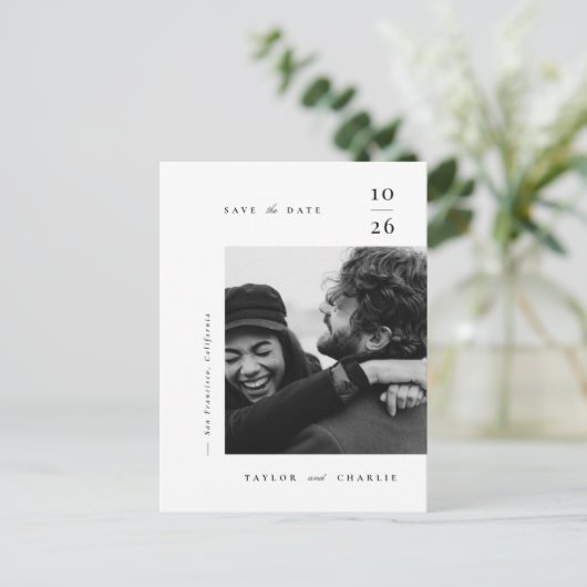 Minimalismus Typografie Save the Date Ankündigungspostkarte (Stehend Vorderseite)