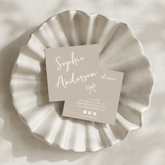 Minimalist Beige with Elegant Script & Bow      Quadratische Visitenkarte